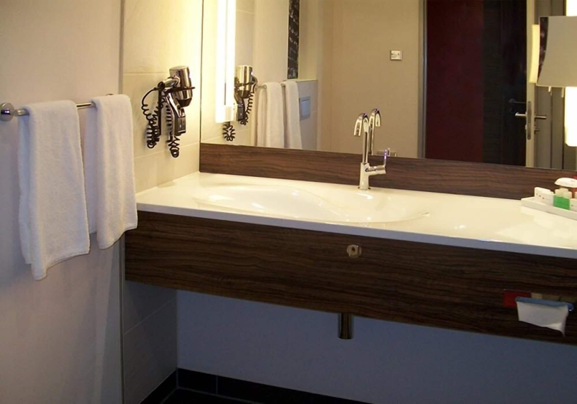 Hotel Ramada Pitesti Luaran gambar